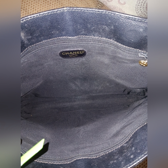 Chanel vintage caviar leather tote with tortoise shell charm - Picture 5 of 7